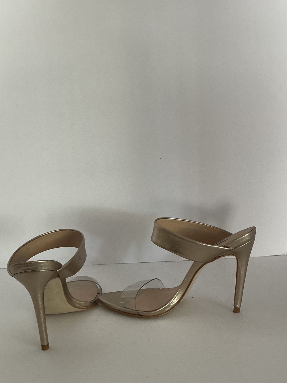⭐️⭐️ Steve Madden ⭐️⭐️.      Gold Metallic.   Mules